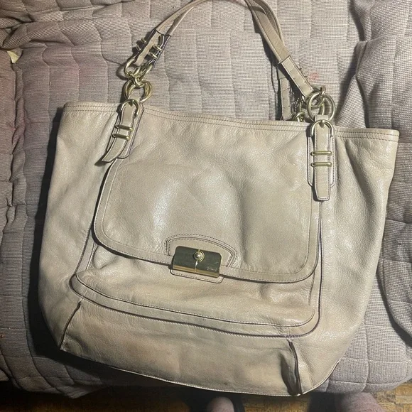 ✨ The Coach Kristin Tote: Effortless Style & Spacious Function - Picture 3 of 14